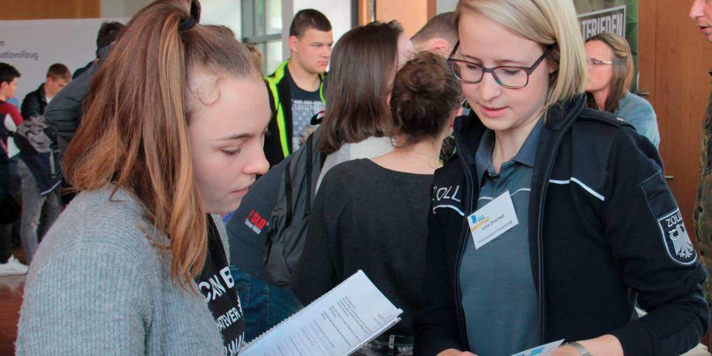 Nachmittägliche Ausbildungsmesse in Weilrod lockt zahlreiche Schüler und Eltern an