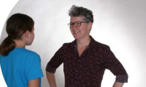 So freundlich schaut Christina Hegerding nicht, wenn es ernst wird. Eine selbstbewusste und starke Körpersprache bezieht Körper, Mimik und Blick ein. Sie soll signalisieren „Nicht mit mir!“